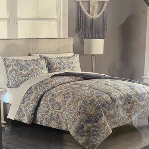 Brand new reversible 3-piece comforter set
Size: Full/ Queen